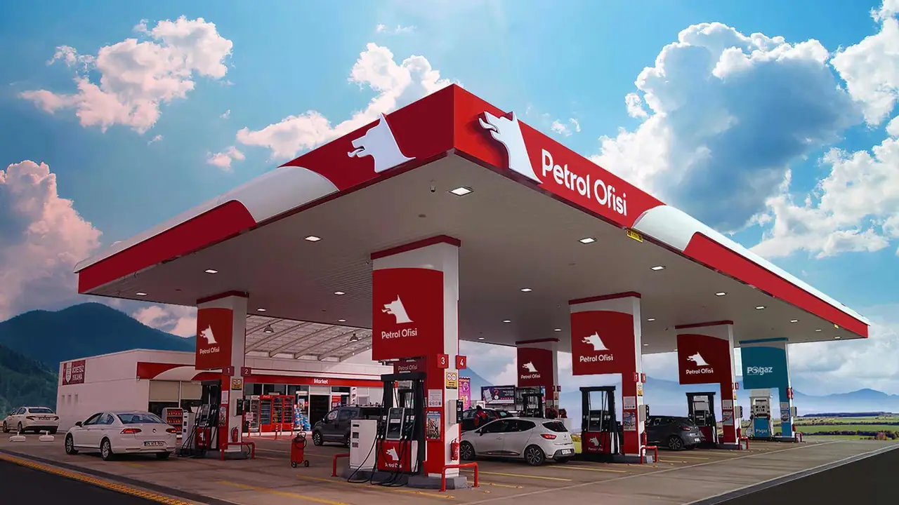 Petrol Ofisi istasyonunda yakıt alan araçlar